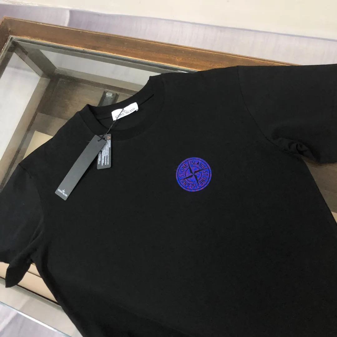 P180 Stone Island 2025 latest T-shirt, couple style ~ Original order, fashionable and casual short T-shirt, specially made of customized cotton fabric ~ Cotton T-shirt ~ Pre-washed to prevent deformation and shrinkage problem, more comfortable and breathable on the body ~ All available from stock ~ Unique design style, trendy must-have item, complete with three standards 👍 Color: black/white Size: S M L XL (larger version, please indicate your height and weight when placing an order)